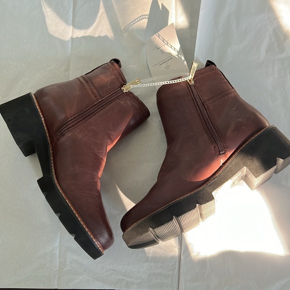 Naturalizer Darry Water-Repellent Leather Lightweight Lug Sole Chelsea Booties - Picture 6 of 13